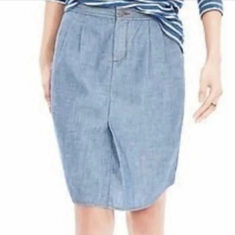 NWT Banana Republic Chambray Skirt button front 
Size 6 color blue